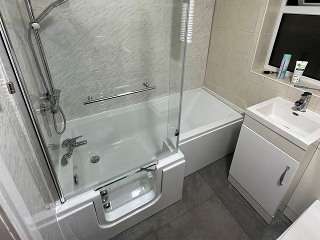 images/bathroom-installers/slider/bathroom-installers-15-kireth-ai.jpeg